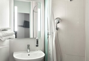 Shower, free toiletries, hair dryer, towels - B&B HOTEL Noisy-le-Grand (Noisy-le-Grand)