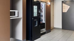 Een automaat met een drankautomaat en een magnetron.