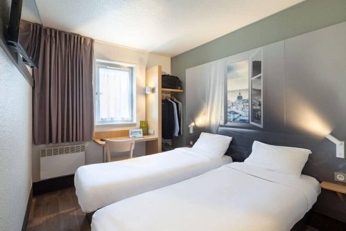 Premium bedding, down duvets, desk, soundproofing
