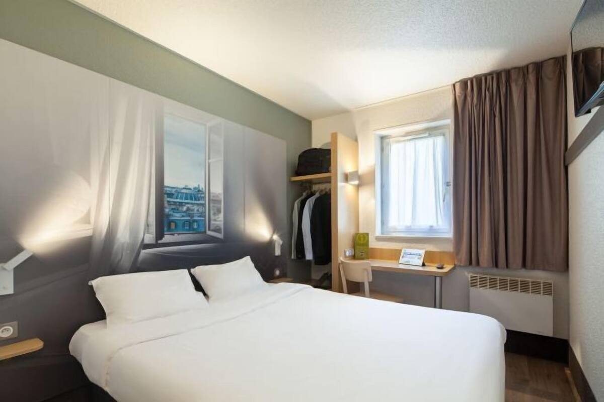 Premium bedding, down duvets, desk, soundproofing
