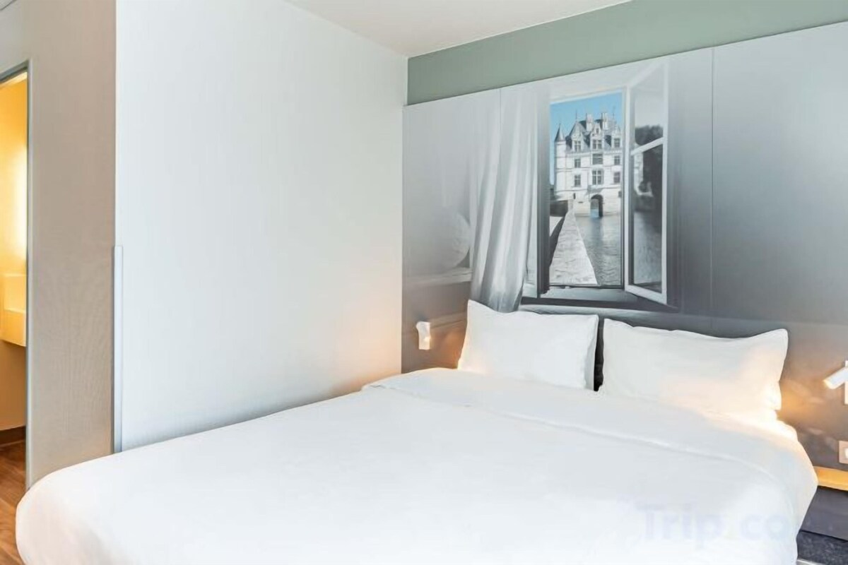 Premium bedding, desk, soundproofing, free WiFi