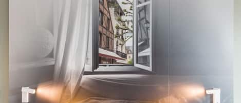 Sengetøy av topp kvalitet, skrivebord, lydisolert og wi-fi (inkludert)