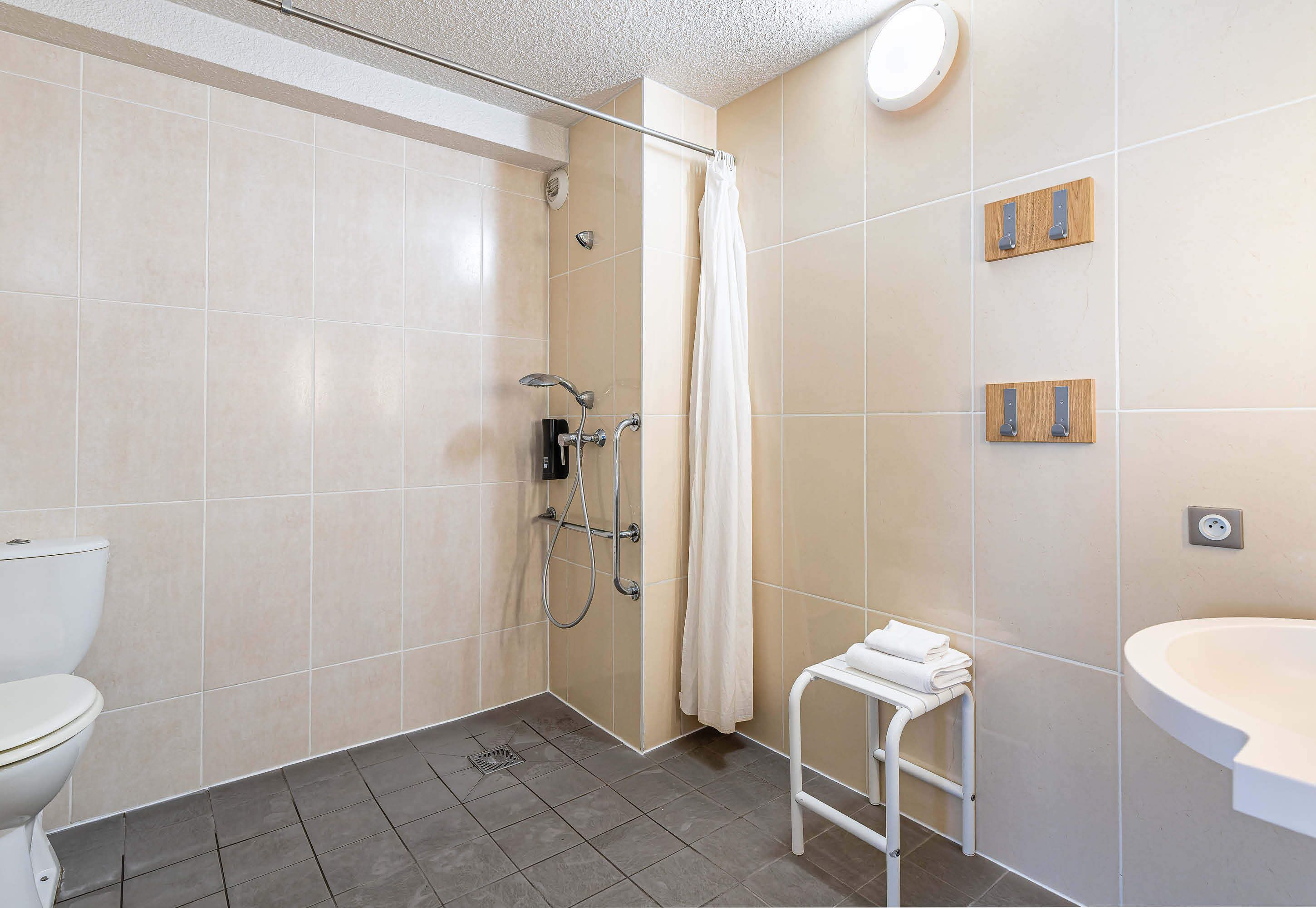 double room, accessible, non smoking | bathroom | shower, towels