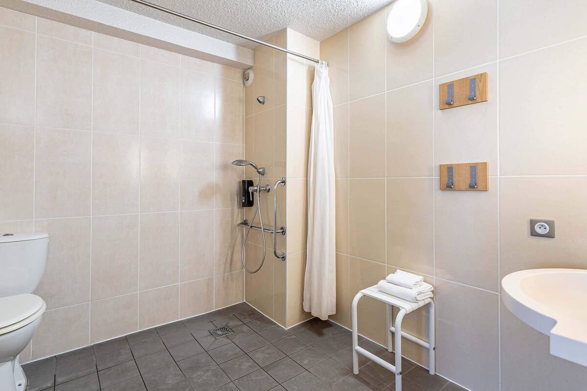 double room, accessible, non smoking | bathroom | shower, towels