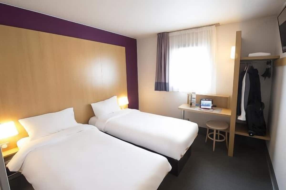 Premium bedding, desk, soundproofing, free WiFi