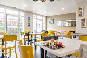 Se ofrece un desayuno bufé todos los días (por un coste adicional)