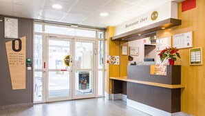 A reception desk with a sign reading "Bienvenue chez B&B HOTEL". - B&B HOTEL Tours Parc Expo St Avertin (Saint-Avertin)