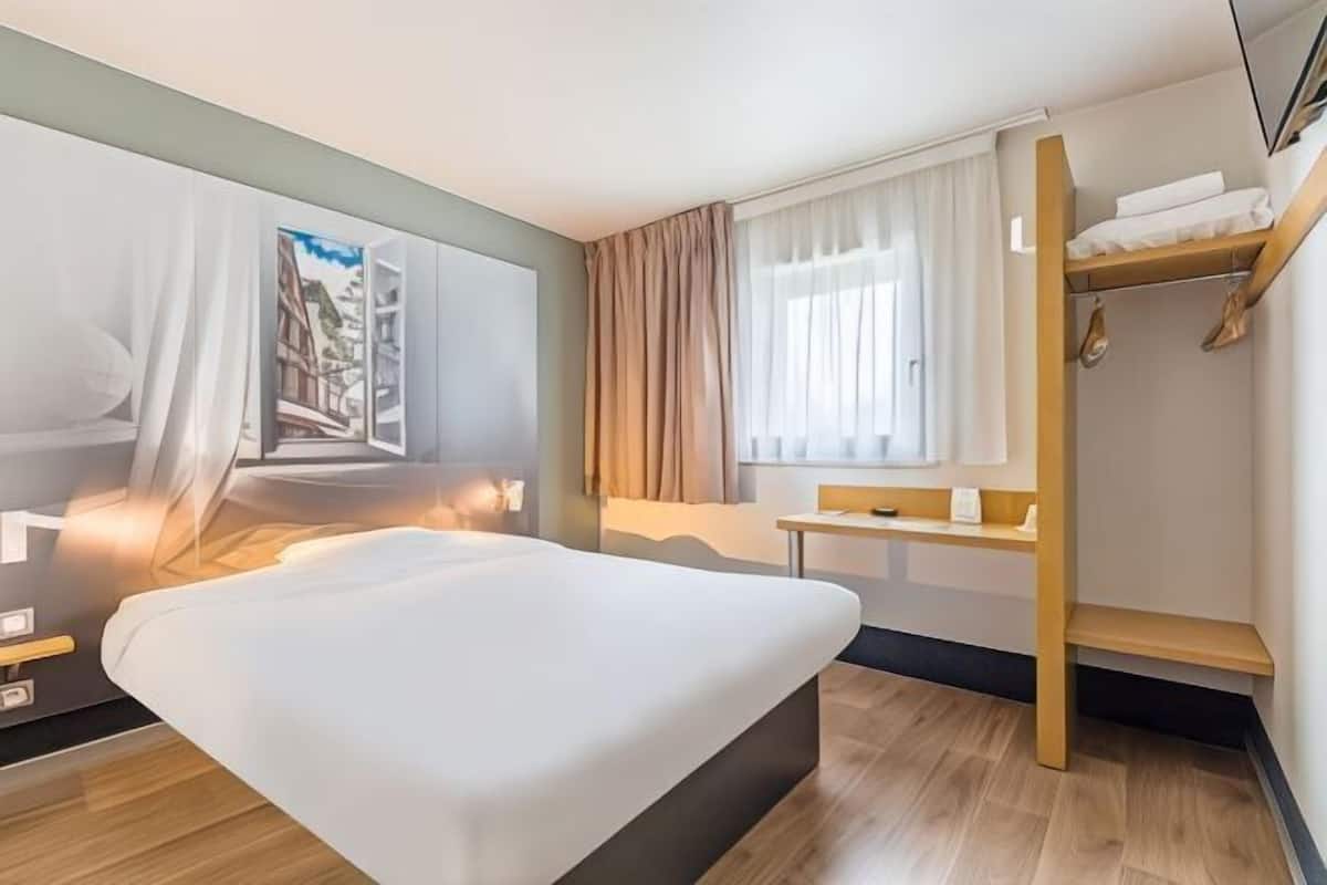 Premium bedding, desk, soundproofing, free WiFi