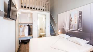 Chambre Quadruple, non-fumeurs | Literie de qualité supérieure, couette en duvet d'oie, bureau