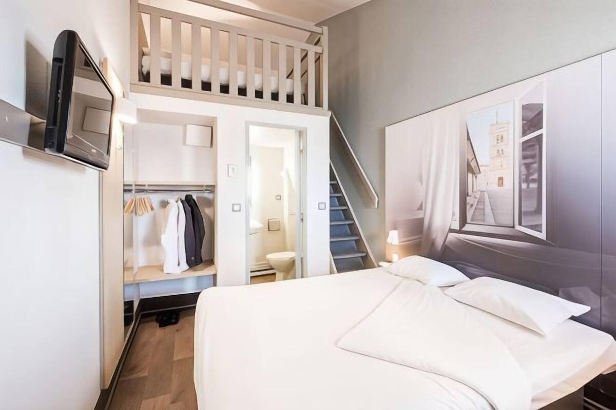 Premium bedding, down duvets, desk, blackout curtains