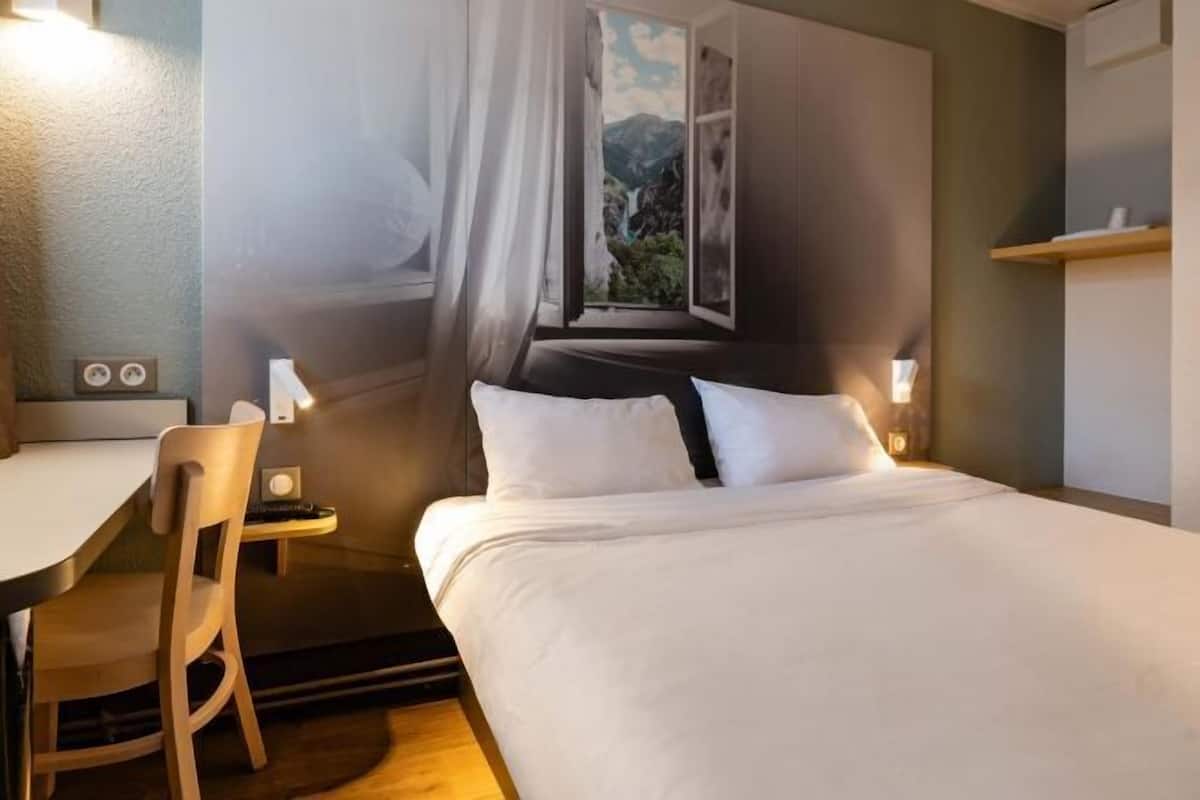 Premium bedding, down duvets, desk, blackout curtains