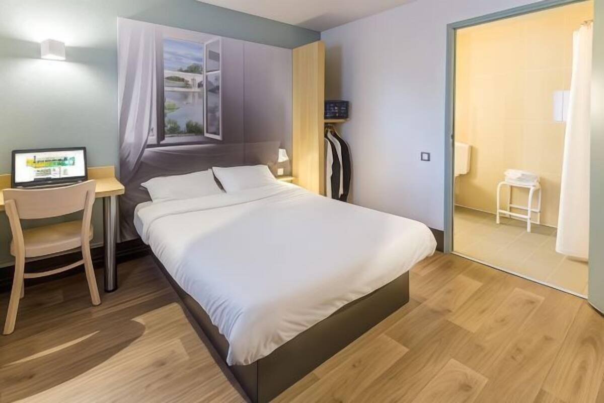 Premium bedding, down duvets, desk, blackout curtains