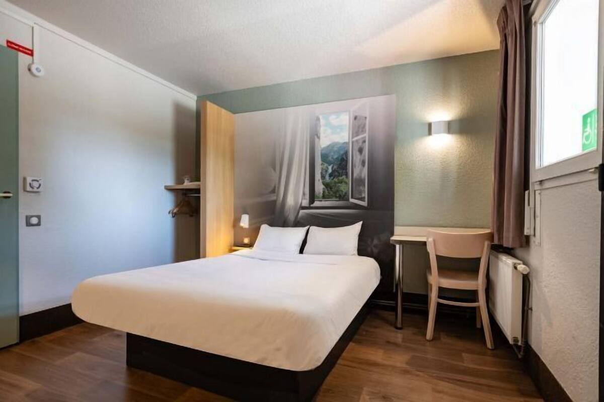 Hochwertige Bettwaren, Daunenbettdecken, Schreibtisch