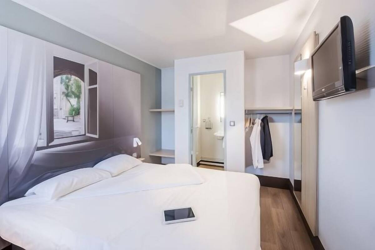 Premium bedding, down duvets, desk, blackout curtains