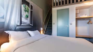 Chambre Quadruple, non-fumeurs | Literie de qualité supérieure, couette en duvet d'oie, bureau
