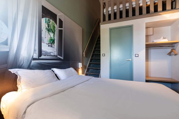 Quadruple Non-Smoking Room | Premium bedding, down comforters, desk, blackout drapes