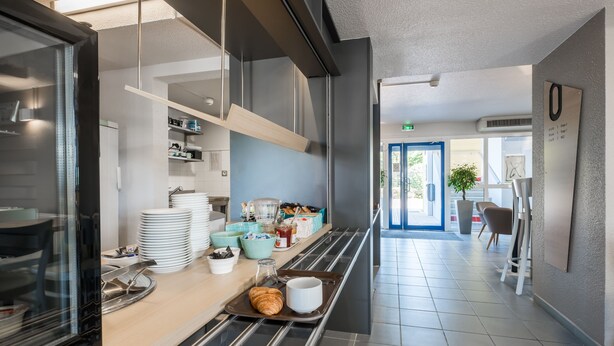 Een moderne keuken met een buffetopstelling, inclusief schalen met eten en bestek.