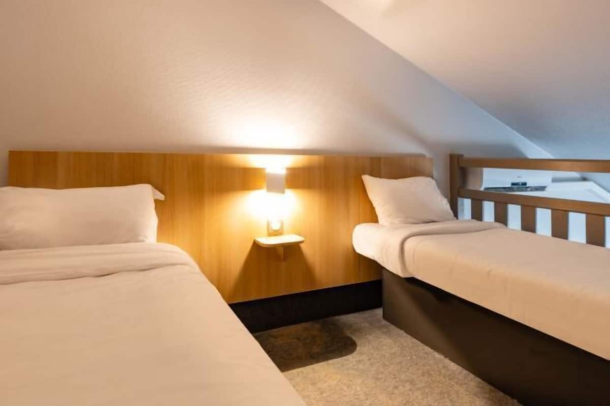 Premium bedding, down duvets, desk, blackout curtains