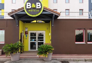 Pintu masuk properti