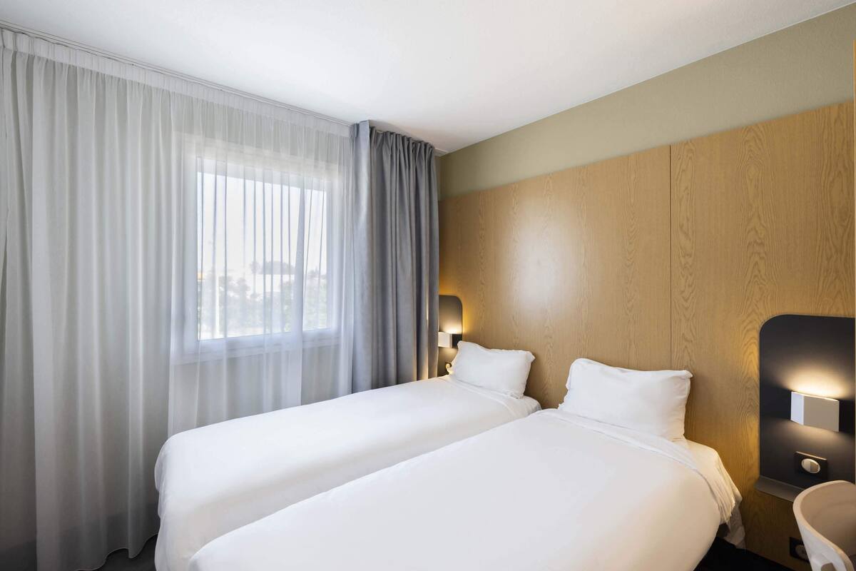 twin room, non smoking | 1 bedroom, premium bedding, desk, blackout curtains