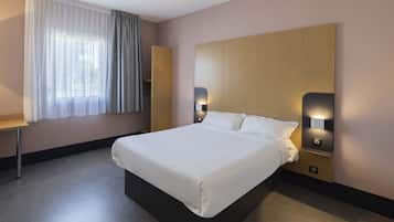 Tweepersoonskamer, toegankelijk voor mindervaliden | Luxe beddengoed, een bureau, verduisterende gordijnen