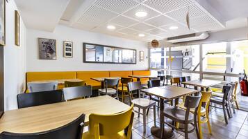 Petit déjeuner buffet servi tous les jours en supplément