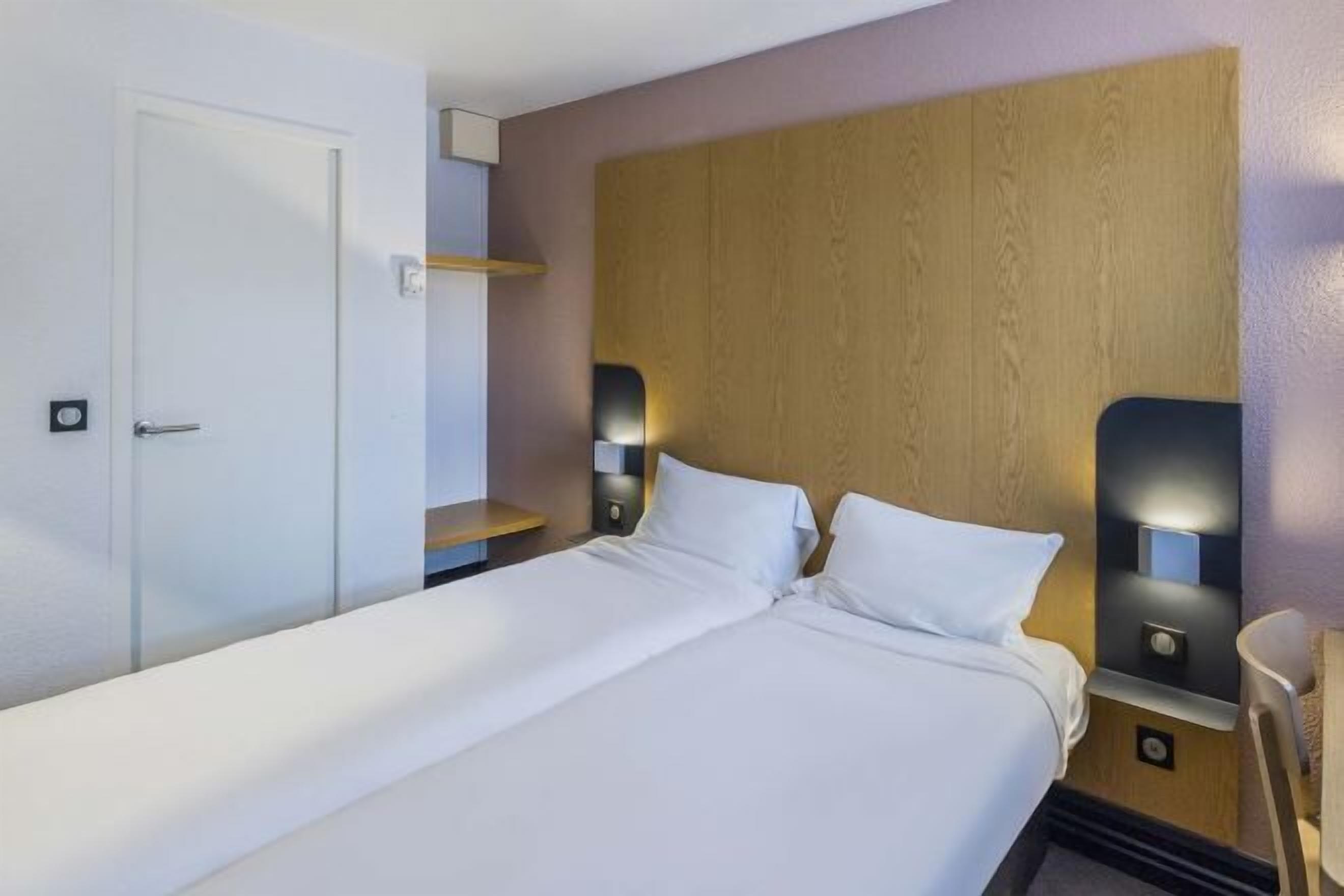 高級寢具、羽絨被、書桌、遮光窗簾/窗簾