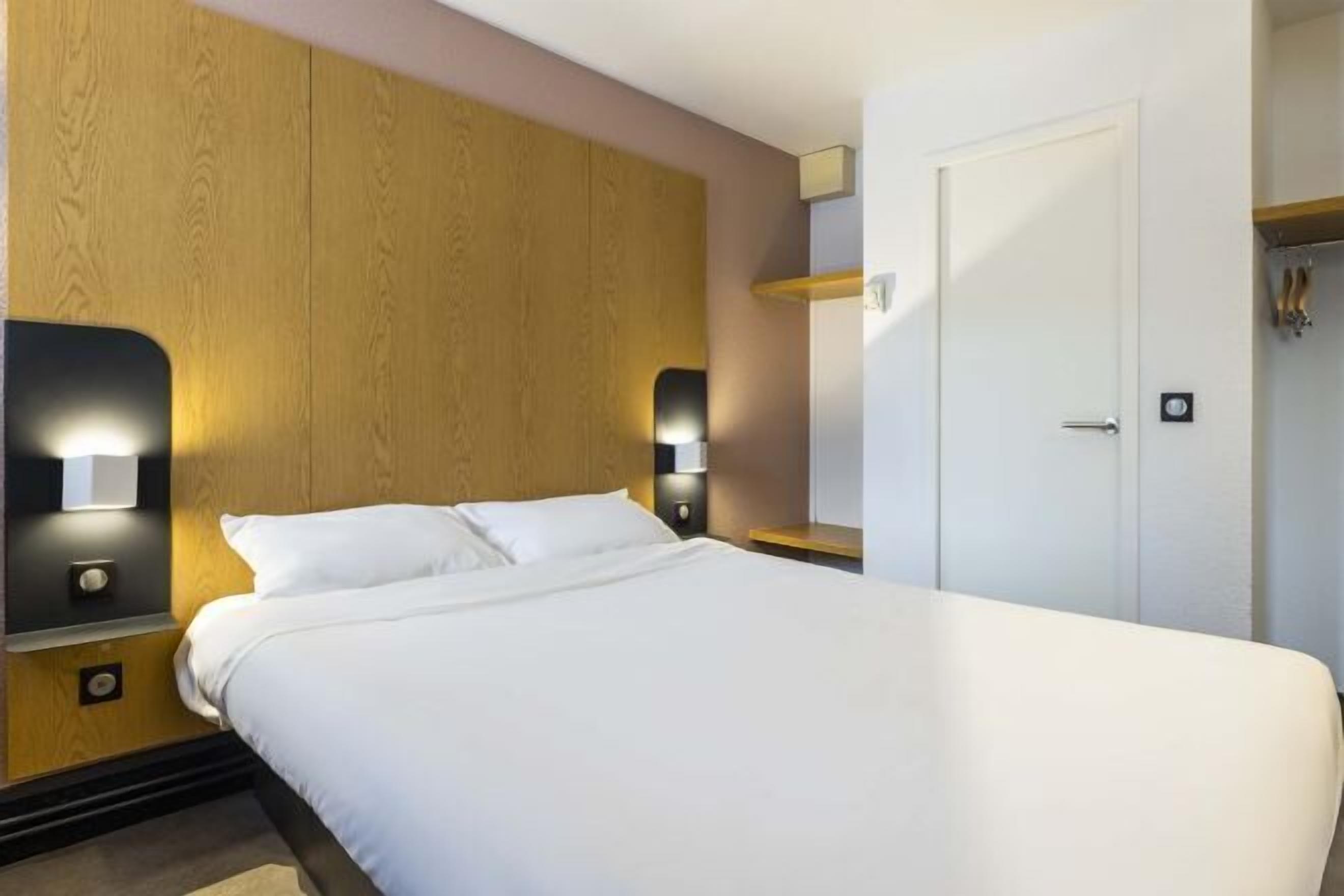 高級寢具、羽絨被、書桌、遮光窗簾/窗簾