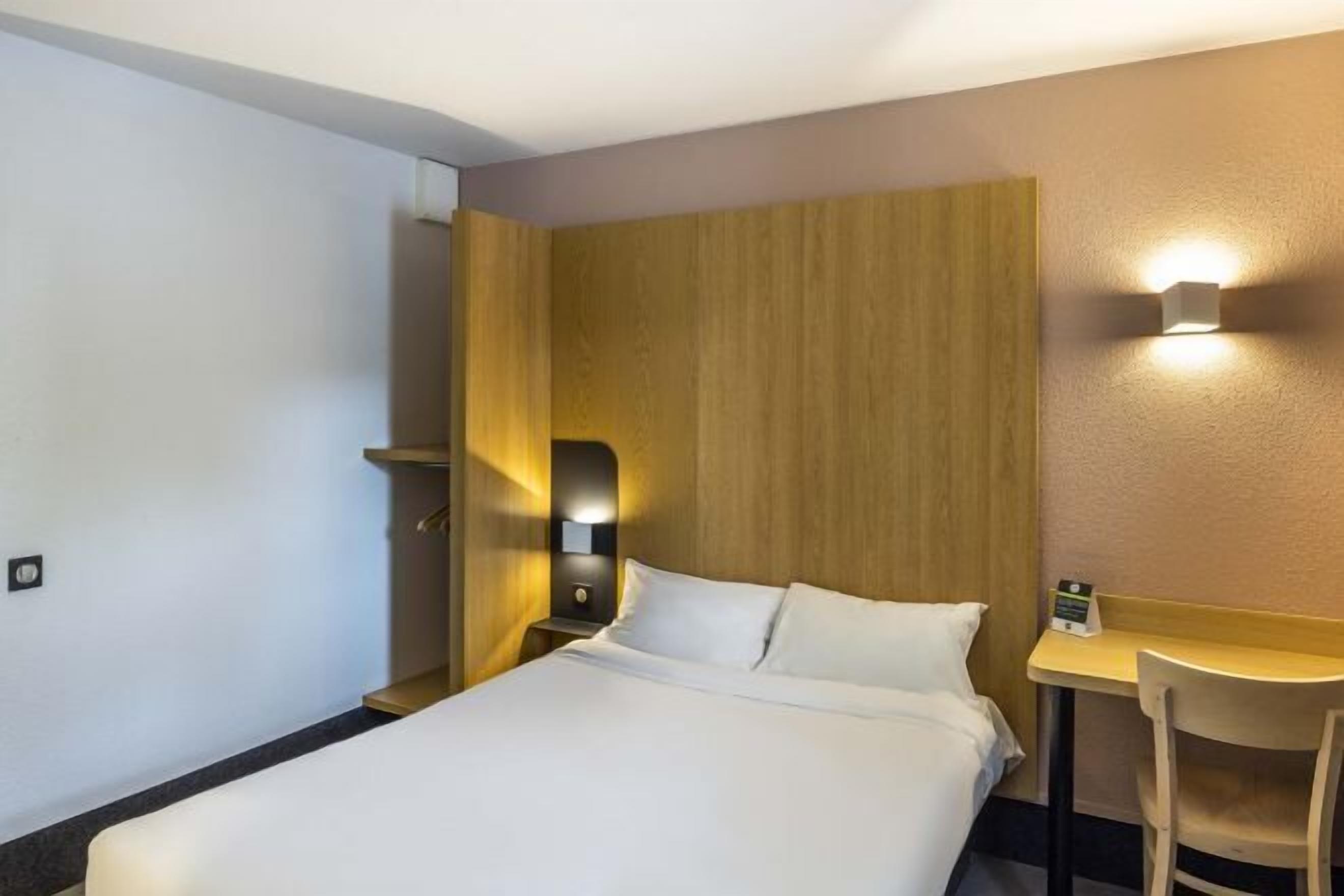 高級寢具、羽絨被、書桌、遮光窗簾/窗簾