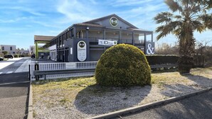 Un hotel B&B con un diseño moderno, un recibimiento cálido y un jardín bien cuidado.