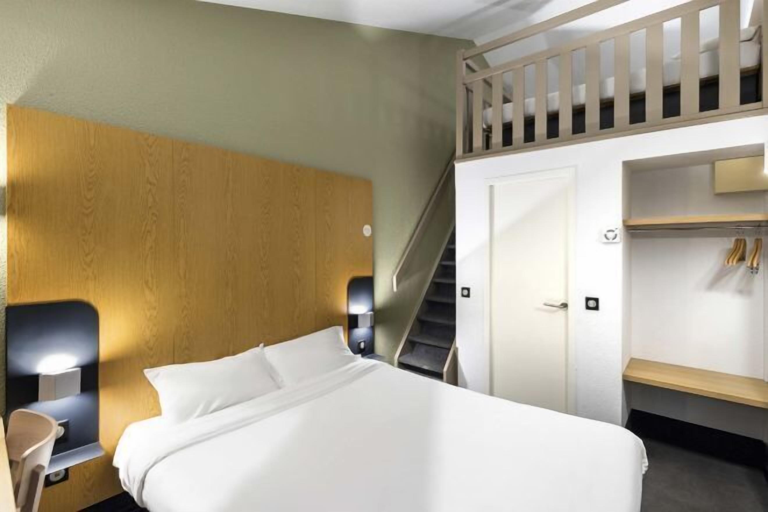 高級寢具、羽絨被、書桌、遮光窗簾/窗簾