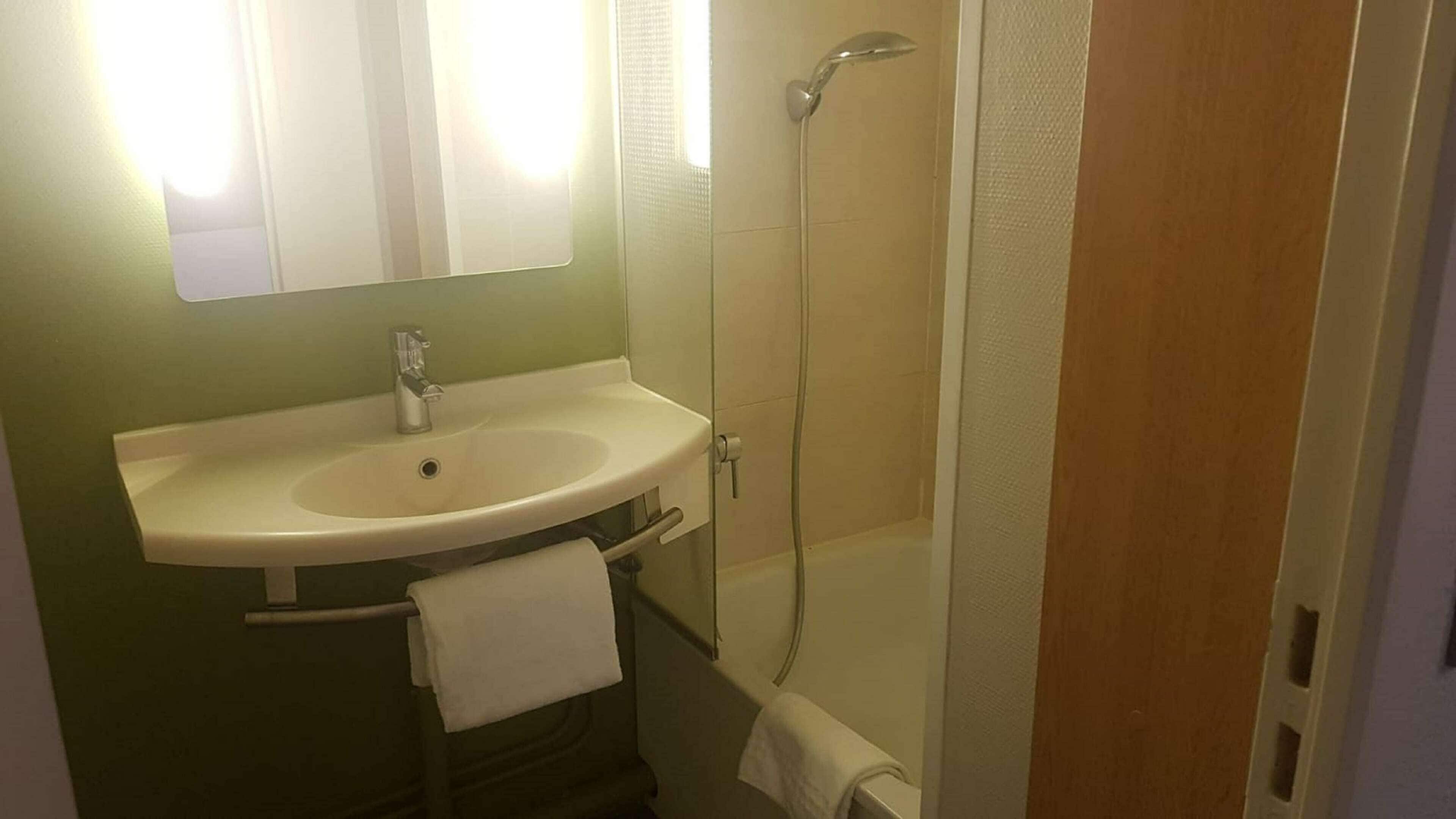 Foto - Kyriad Direct Poitiers - Gare du Futuroscope