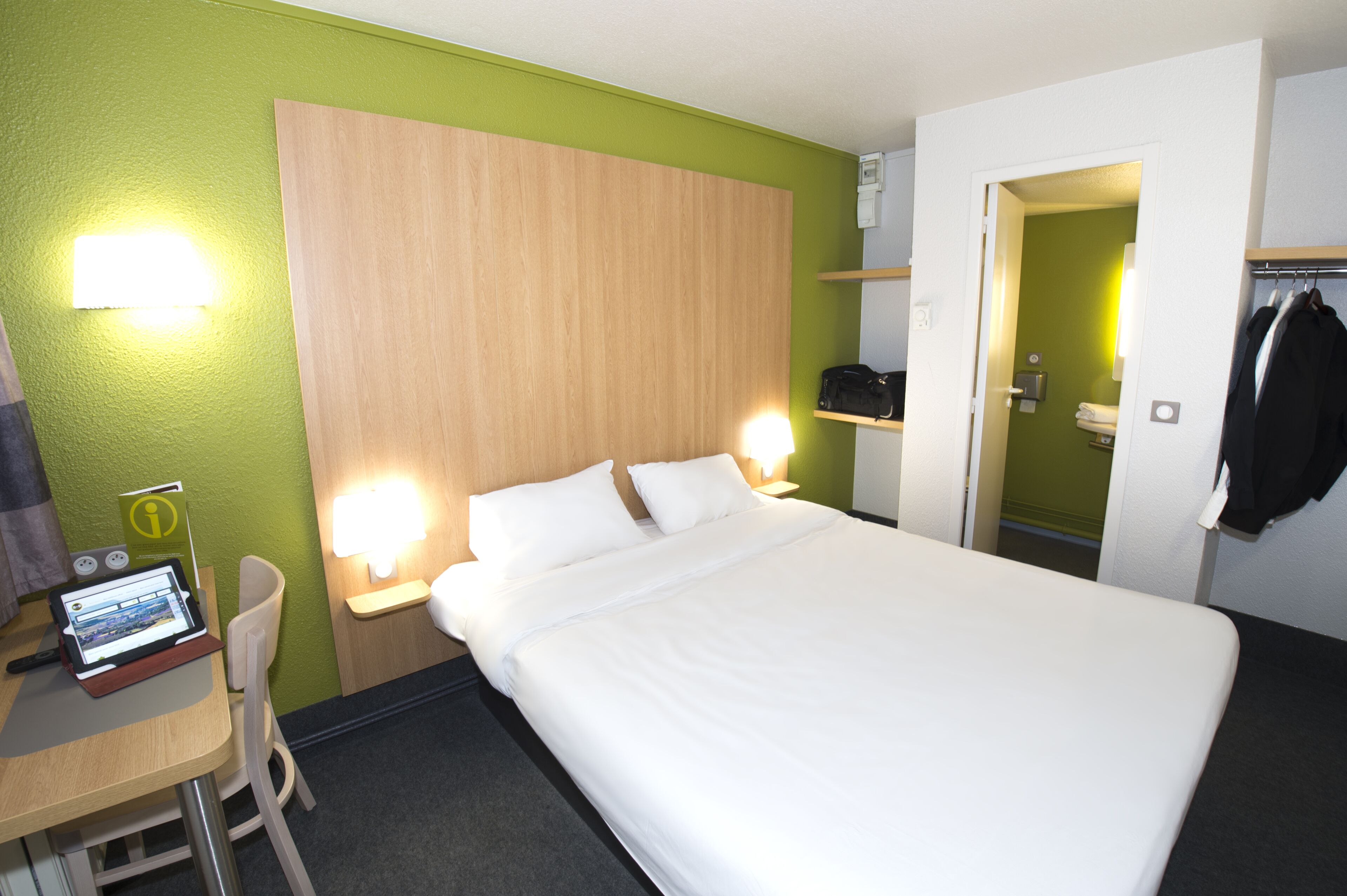 Premium bedding, desk, soundproofing, free WiFi