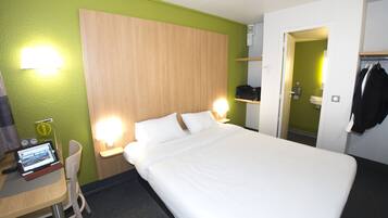 Premium bedding, desk, soundproofing, free WiFi