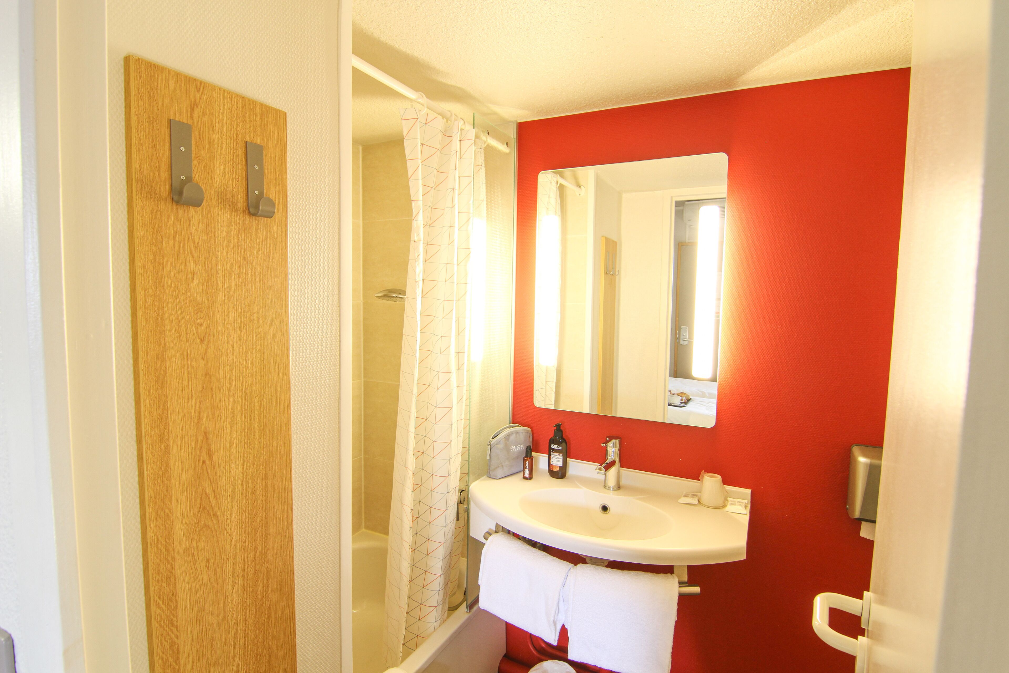 Foto - Kyriad Direct Poitiers - Gare du Futuroscope