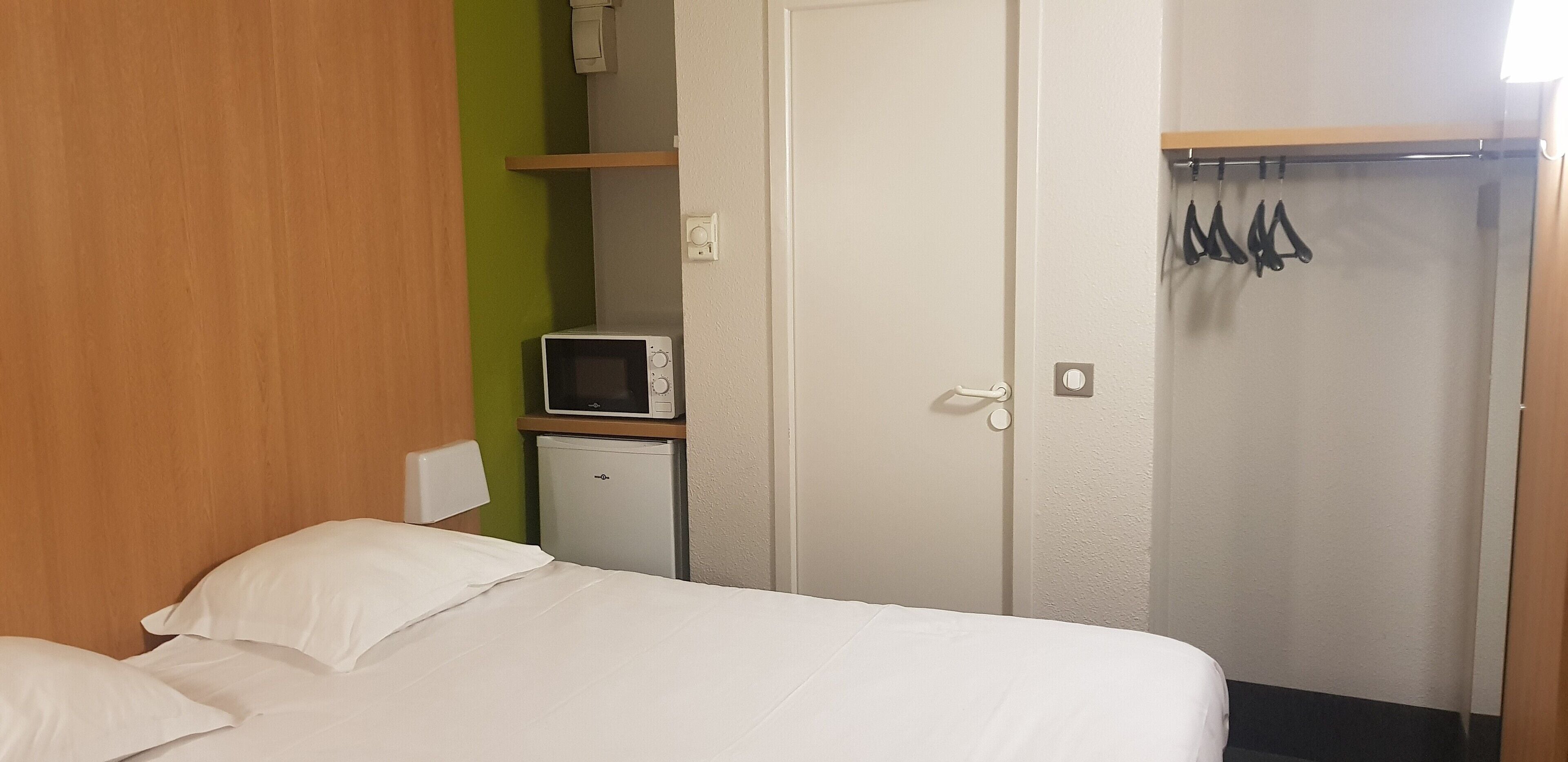 Foto - Kyriad Direct Poitiers - Gare du Futuroscope