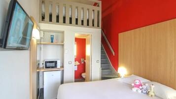 Premium bedding, desk, soundproofing, free WiFi