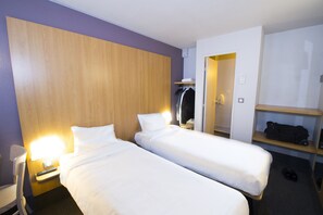 Hochwertige Bettwaren, Schreibtisch, schallisolierte Zimmer