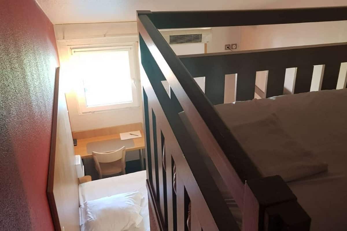 Habitación estándar, varias camas | Ropa de cama de alta calidad, escritorio, insonorización y wifi gratis
