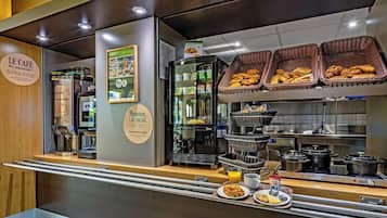 Bữa sáng buffet hàng ngày với phụ phí nhỏ