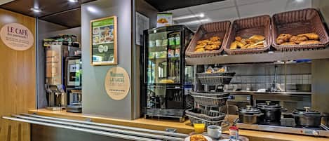 Petit déjeuner buffet servi tous les jours en supplément