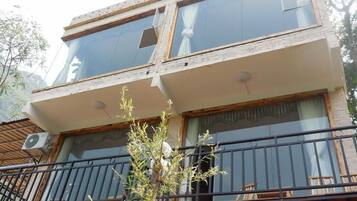 المنشأة من الخارج