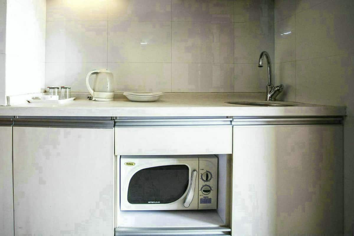 Habitación empresarial individual, 1 cama King size | Cortinas blackout y wifi gratis