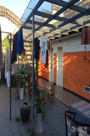 Outdoor dining - Old Street International Youth Hostel (Huangshan)