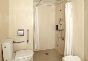 Habitación doble, con acceso para personas discapacitadas | Baño | Regadera, regadera tipo lluvia, secadora de cabello, toallas 