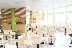 Desayuno buffet todos los días (con cargo) 