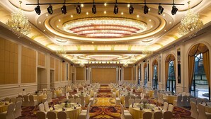 A large banquet hall with rows of round tables, white chairs, and chandeliers. - Country Garden Phoenix Hotel Chaohu (Hefei)