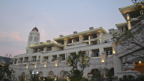 A large, multi-story building with a prominent tower and balconies. - Country Garden Phoenix Hotel Chaohu (Hefei)