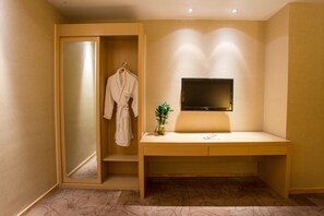 Shower, free toiletries, bathrobes, towels
