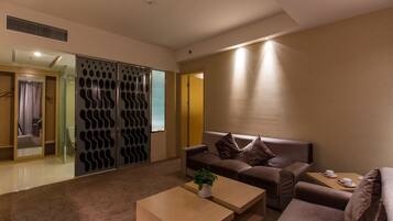 Suite (Super Sassy Double) | Living area | TV